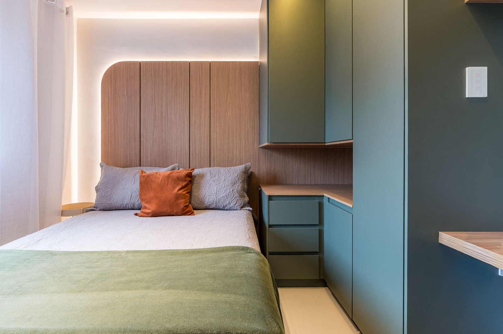 Quarto privativo de apartamento mobiliado na Chácara Santo Antônio com iluminação relaxante e decoração moderna estilo Modern Organic.