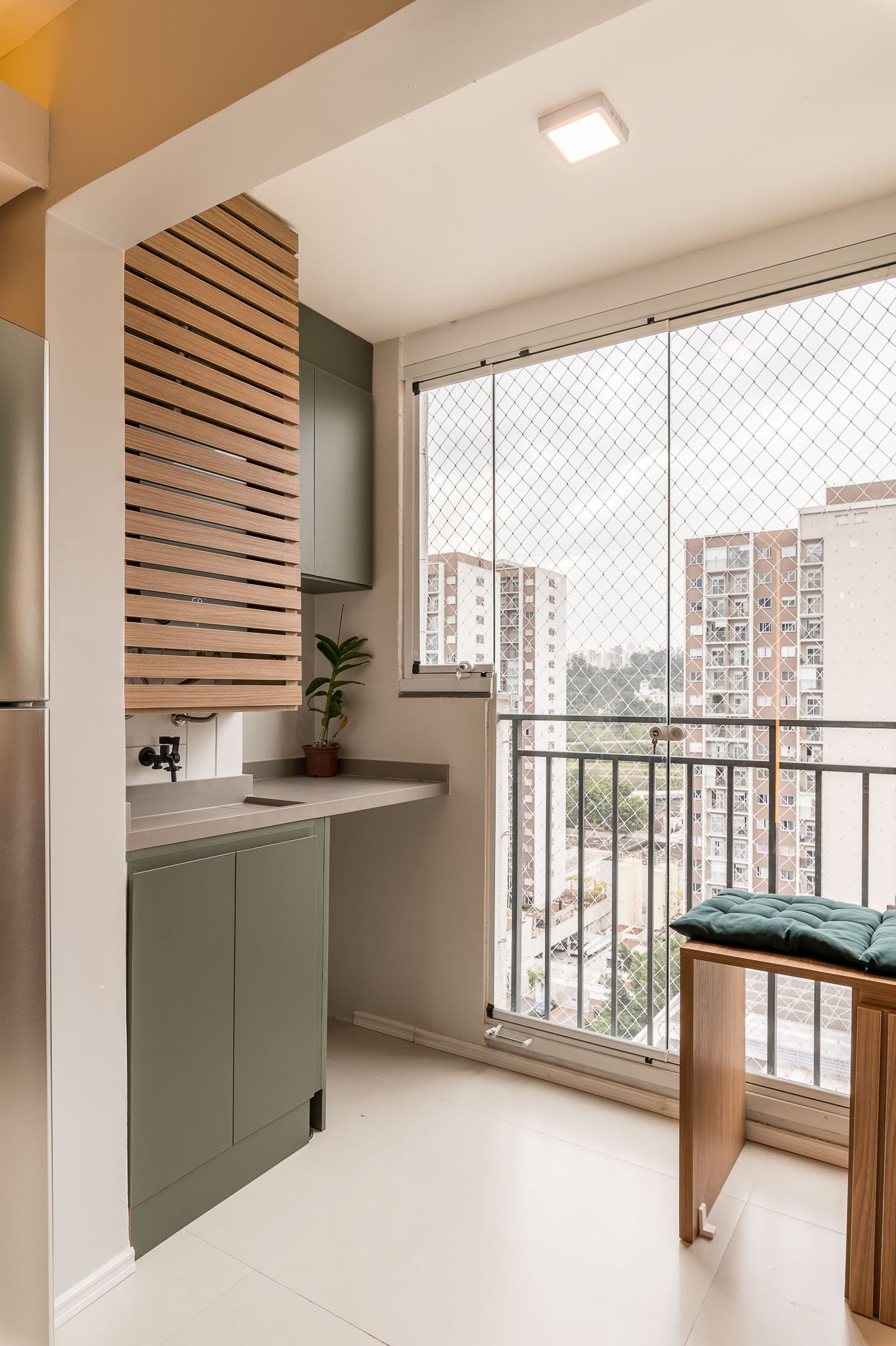 Varanda integrada e mobiliada com design Modern Organic, ideal para relaxar em um apartamento para alugar na Chácara Santo Antônio.